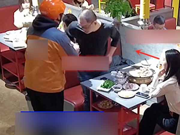 Đi gặp bạn trai mới quen trên mạng, cô gái đang vui vẻ bỗng 'chạy mất dép' vì sự xuất hiện của nhân vật này