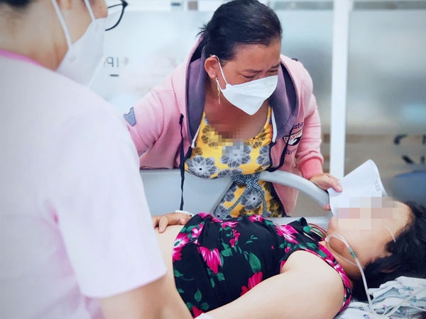 Bé gái 13 tuổi hôn mê sau khi uống cả thùng nước ngọt trong một ngày
