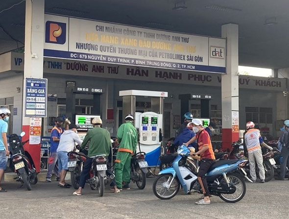 Xăng dầu 'nóng rẫy', tiếp tục được dự báo tăng giá mạnh