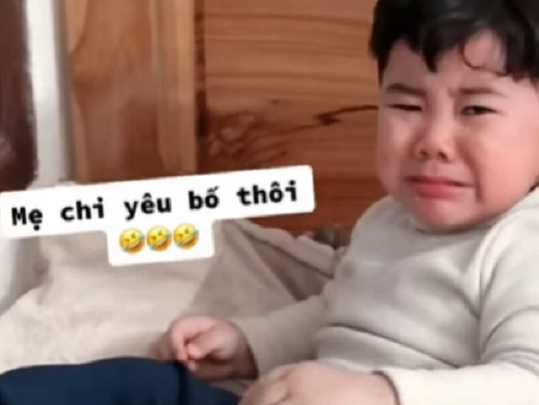 Cậu bé ôm ảnh cưới của bố mẹ khóc lóc dữ dội, lý do khiến dân tình không nhịn nổi cười