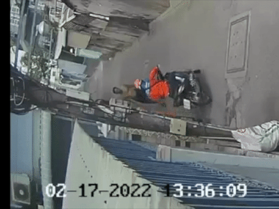 Clip: Tên cướp 'lịch sự' gật đầu chào trước khi giật sợi dây chuyền 1 lượng vàng trên cổ người đàn ông