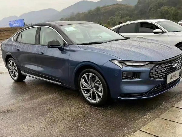 Ford Mondeo 2022 giá từ 700 triệu đồng, cạnh tranh Toyota Camry?