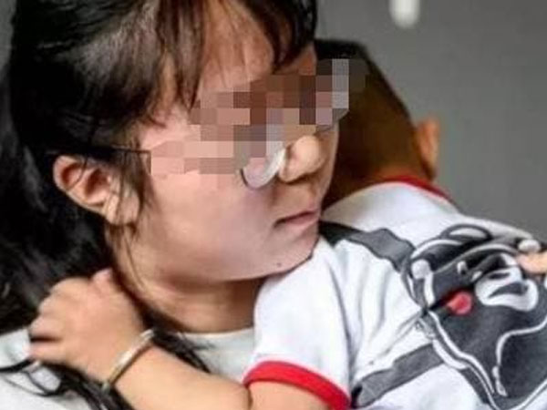 Bé trai 3 tuổi ăn nhầm hạt hút ẩm, mẹ bình tĩnh ứng phó cứu sống con, bác sĩ cũng dành lời khen