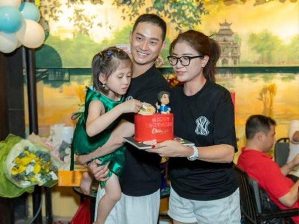 Trang Trần buồn bã khi sắp chia tay chồng Việt kiều trở về Mỹ: 'Chúng ta cần mạnh mẽ tiếp tục hành trình'