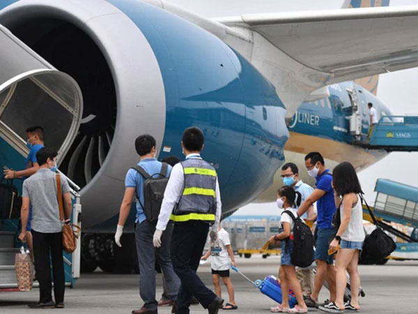 Bộ GTVT yêu cầu làm rõ giá vé máy bay đi TP.HCM tăng cao dịp Tết