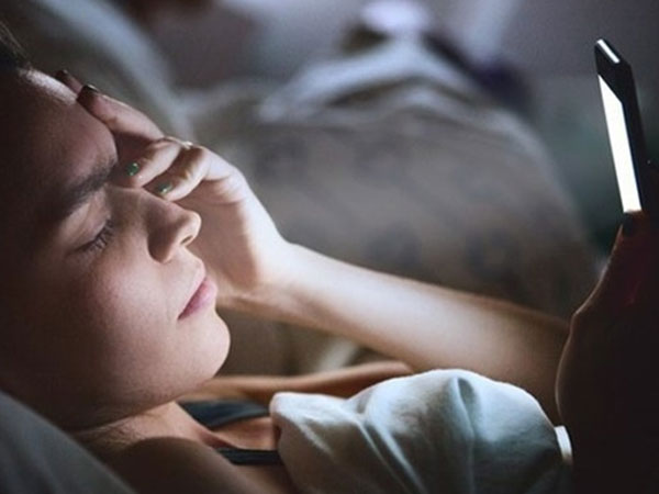 Luôn nghịch điện thoại trước khi đi ngủ? Ngoài việc gây hại cho mắt, còn có những mối nguy hiểm khác