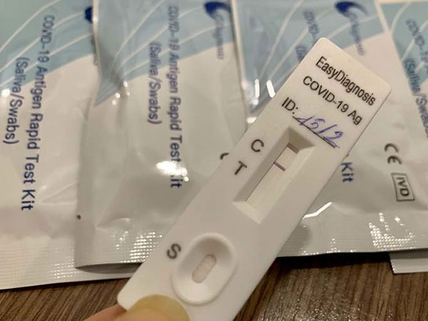 Kỷ lục 4 vạn F0, dân tăng mua kit test nhanh, khẩu trang phòng thủ