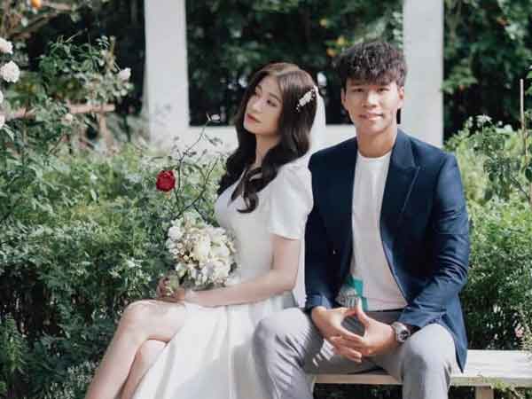 Cầu thủ Nguyễn Văn Dũng và vợ rich kid bất ngờ công khai đã có con 1 tháng tuổi