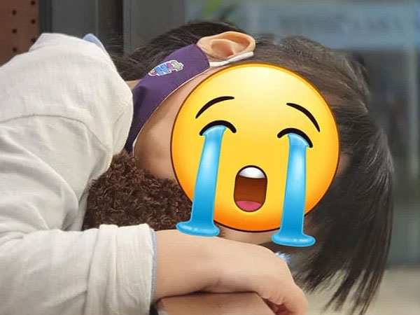 Nhân viên quán trà sữa hạ cửa cuốn không thông báo, bé gái bị kẹp cổ, gào khóc dữ dội