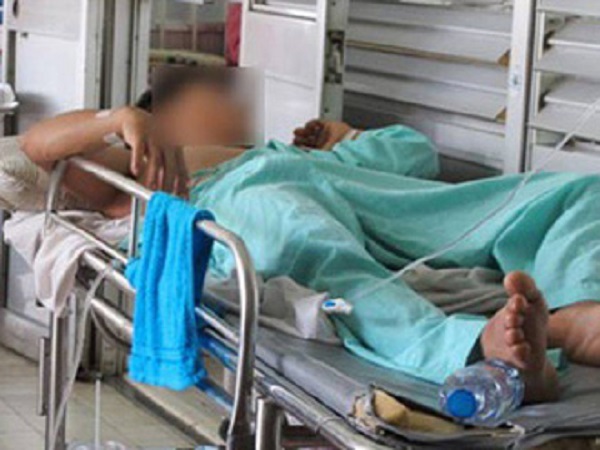 Xem điện thoại, 'cậu nhỏ' cương cứng bất ngờ bị 'gãy' một cách hi hữu