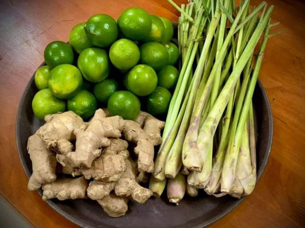 Hà Nội: Đổ xô đi mua đồ xông hơi hỗ trợ điều trị Covid-19, gừng, sả, chanh cháy hàng, đắt khét