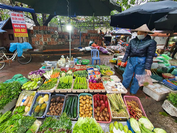 'Cạn lời' đi chợ giữa dịch COVID-19: Sả đắt gấp ba, thì là 400.000 đồng/kg