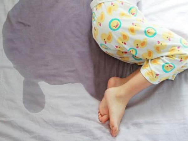 Trẻ tè dầm ra giường là hoàn toàn bình thường, nhưng nếu thuộc 3 trường hợp dưới đây thì bố mẹ cần đưa đi khám bác sĩ ngay