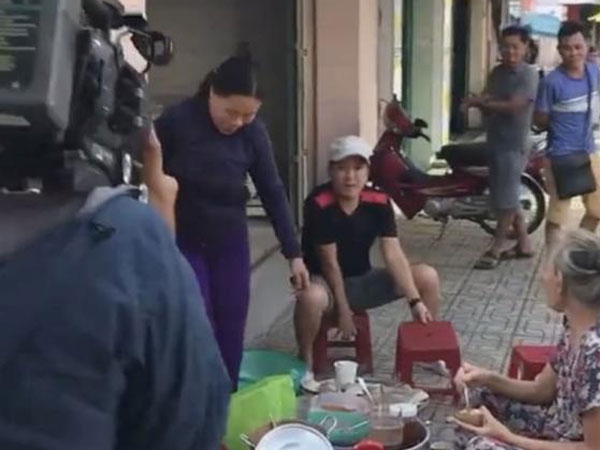 Mạng xã hội phát sốt vì clip Trường Giang giản dị ngồi lề đường ăn hàng cùng khán giả