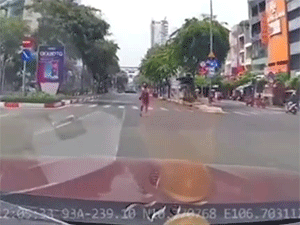 Người phụ nữ lao thẳng vào ô tô định ăn vạ, biết chủ xe có một thứ liền quay người bỏ đi