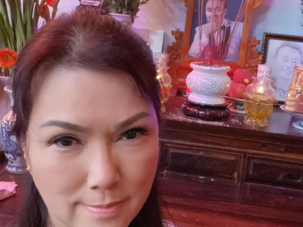 Phương Loan đến nhà thờ tổ của Hoài Linh, thắp nhang cho Chí Tài: 'Nhìn như anh đang cười với bé Heo'