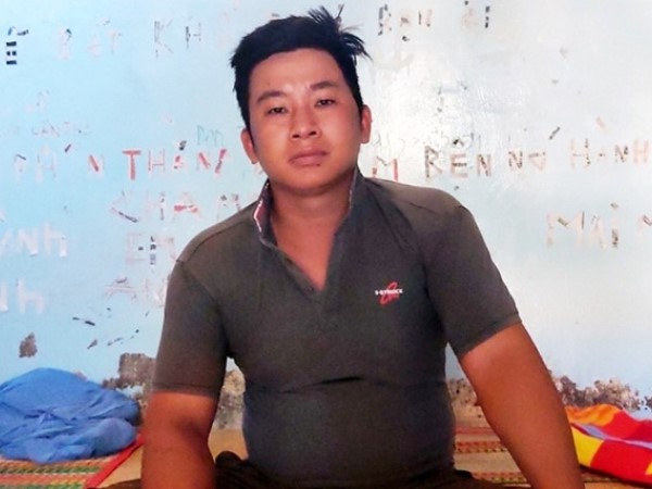 Đi chùa về, phát hiện tên trộm đang cạy tủ lấy vàng