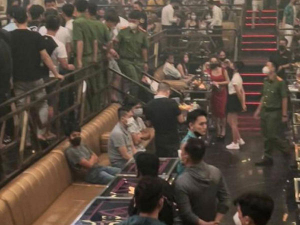 Đột kích Bar New Club, 200 'dân chơi' đang quay cuồng trong tiếng nhạc, 50 người dương tính ma túy
