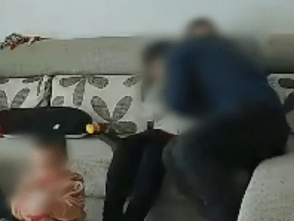 Thuê bảo mẫu về chăm sóc con trai, chủ nhà sốc nặng khi chứng kiến hành động của ả qua camera