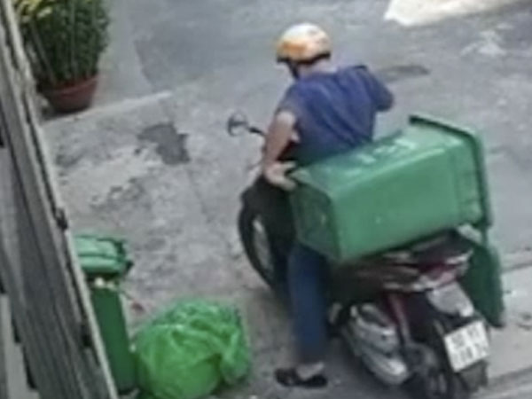 CLIP đi xe SH trộm thùng rác, xông vào nhà trộm chim quý gây bão mạng