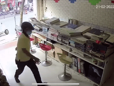 Clip: Người đàn ông chạy xe ga xông thẳng vào nhà dân trộm vẹt giữa ban ngày