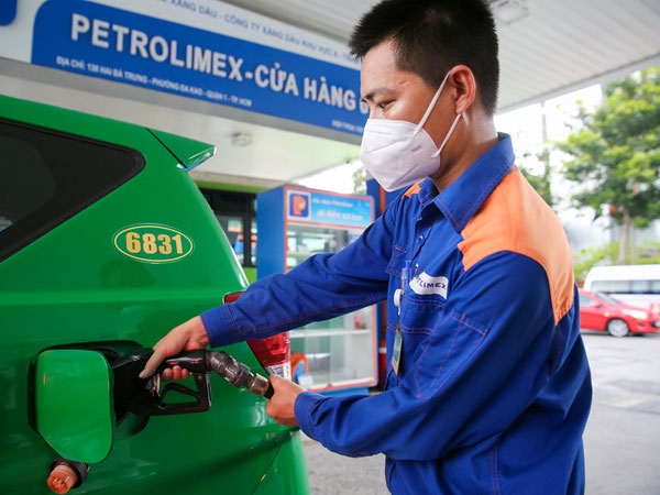 Đến lúc giảm thuế, phí để kìm giá xăng dầu?