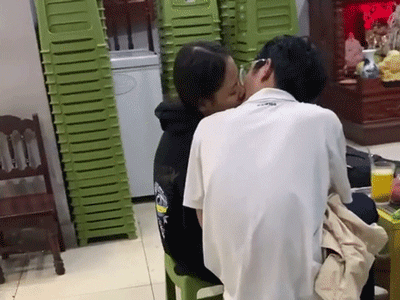 Choáng nặng cảnh hai đôi trẻ rủ nhau làm 'cảnh nóng' trong quán trà chanh đông người, xem hết video còn sửng sốt hơn