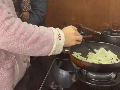 Đứng chỉ đạo 'nóc nhà' nấu cơm, anh chồng nhận lại ánh mắt sắc lẹm và cái kết khiến dân tình cũng thót tim