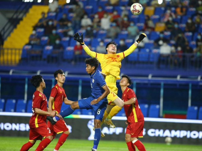 ‘Người hùng’ U23 Việt Nam nghi nhiễm Covid-19, chúng ta chỉ còn 1 thủ môn ở bán kết
