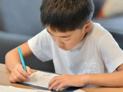 Học sinh Tiểu học làm văn tả mẹ đầy kịch tính, cô giáo không dám chấm: Mẹ đánh em như một con khủng long!