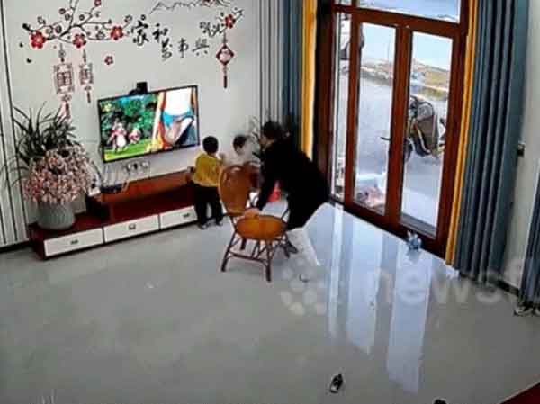 Chân đang bó bột vẫn phản xạ cực nhanh, ông nội cứu cháu thoát nạn trong gang tấc
