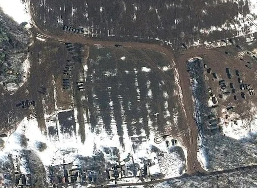 Nghi ngờ pháo binh, thiết giáp Nga xuất hiện cách biên giới Ukraine 15km