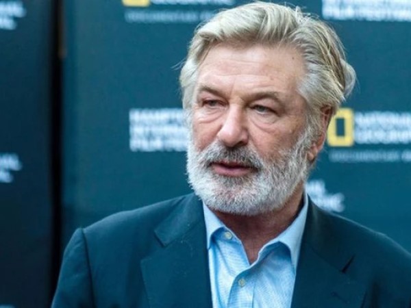 Nổ súng gây chết người trên phim trường, Alec Baldwin vẫn vô tư như không có gì