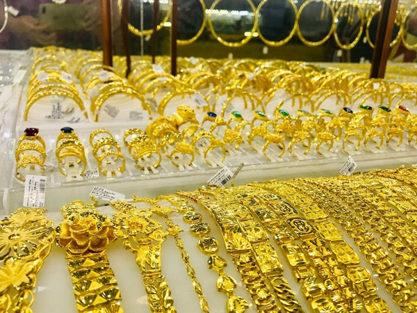 Giá vàng lập đỉnh mới, vượt 64 triệu đồng/lượng