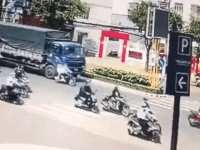 Clip: Khoảnh khắc nữ sinh bị xe tải cán tử vong khiến người xem xót xa