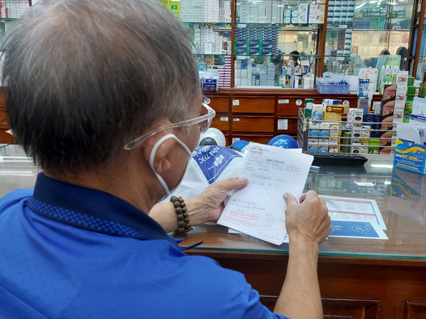Ngày đầu bán thuốc chữa Covid-19: Không giấy xác nhận F0 phải về tay không