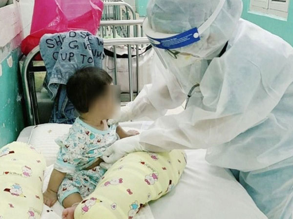 Những lưu ý cha mẹ cần chú ý khi chăm sóc trẻ mắc COVID-19