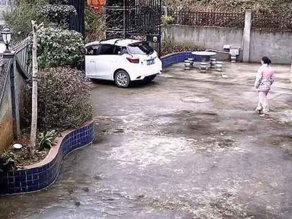 Vợ tiễn chồng đi làm xa với thái độ dửng dưng nhưng hành động cuối cùng lại tố cáo suy nghĩ chân thật khiến ai cũng cảm thông