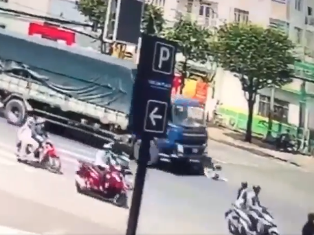 Nữ sinh tử vong dưới gầm xe tải, xem lại camera càng thêm xót xa
