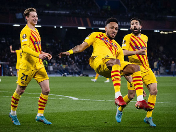 Aubameyang khai hỏa, Barca nghiền nát Napoli giành vé vào vòng 1/8 Europa League