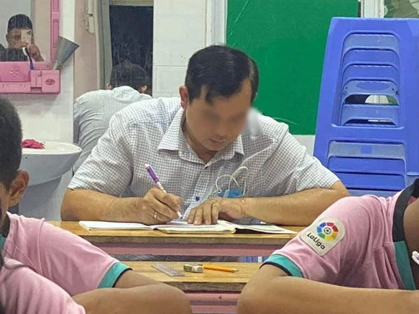Hành trình đi tìm con chữ của người cha 38 tuổi ở TP HCM: 'Học để con hỏi còn biết mà trả lời'