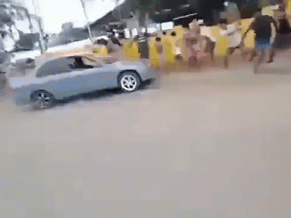 ‘Hóng hớt’ xem đua ô tô trái phép, đám đông bị húc văng