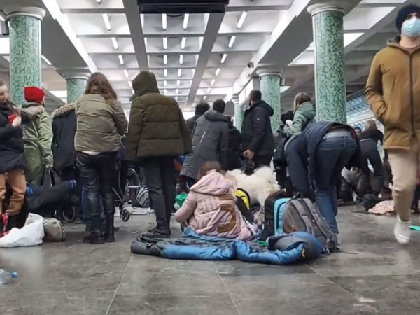 Người Ukraine mắc kẹt tại ga xe lửa Kharkiv trong bối cảnh chiến dịch quân sự của Nga leo thang