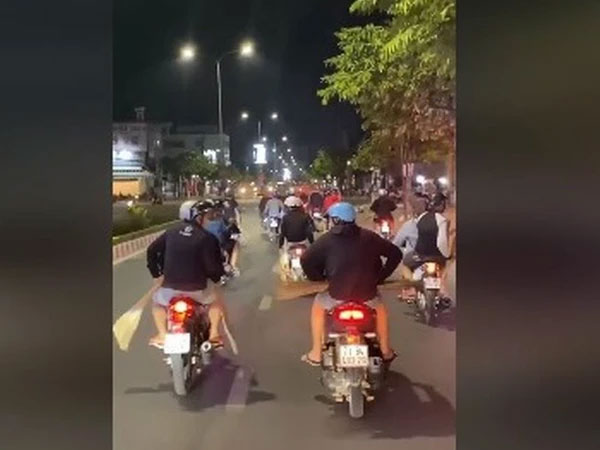 Mang chổi đi đánh nhau giả, quay clip để 'câu like', nhóm thanh niên bị Công an mời làm việc thật