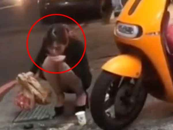 Choáng với cảnh cô gái làm đổ trà sữa xuống đường vẫn bốc trân châu lên ăn vì... tiếc