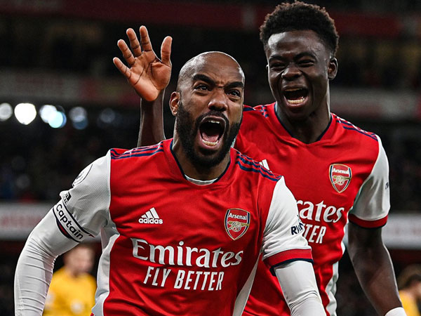 Thắng siêu kịch tính, Arsenal phả hơi nóng vào gáy MU