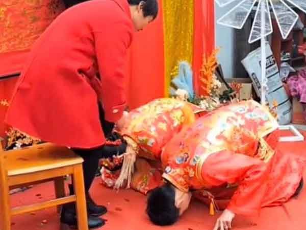Chú rể quỳ khóc trước mặt mẹ kế không chịu đứng dậy, lý do gây xúc động