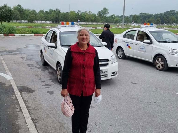 Nữ y tá 72 tuổi đỗ bằng lái ô tô ngay lần đầu thi: Ban đầu sợ, giờ chạy vô tư rồi