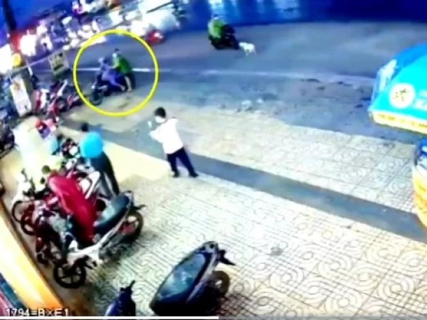 Clip: Bảo vệ siêu thị ngơ ngác khi lạc vào 'ma trận' của nhóm dàn cảnh trộm xe