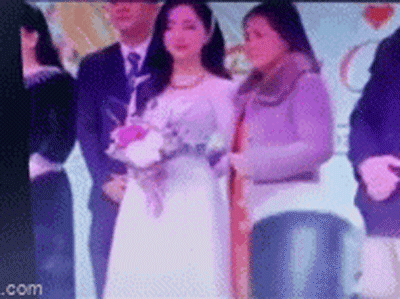 Bà xã Hà Đức Chinh gạt tay mẹ chồng khỏi eo trong đám cưới, hành động sau đó mới gây bất ngờ